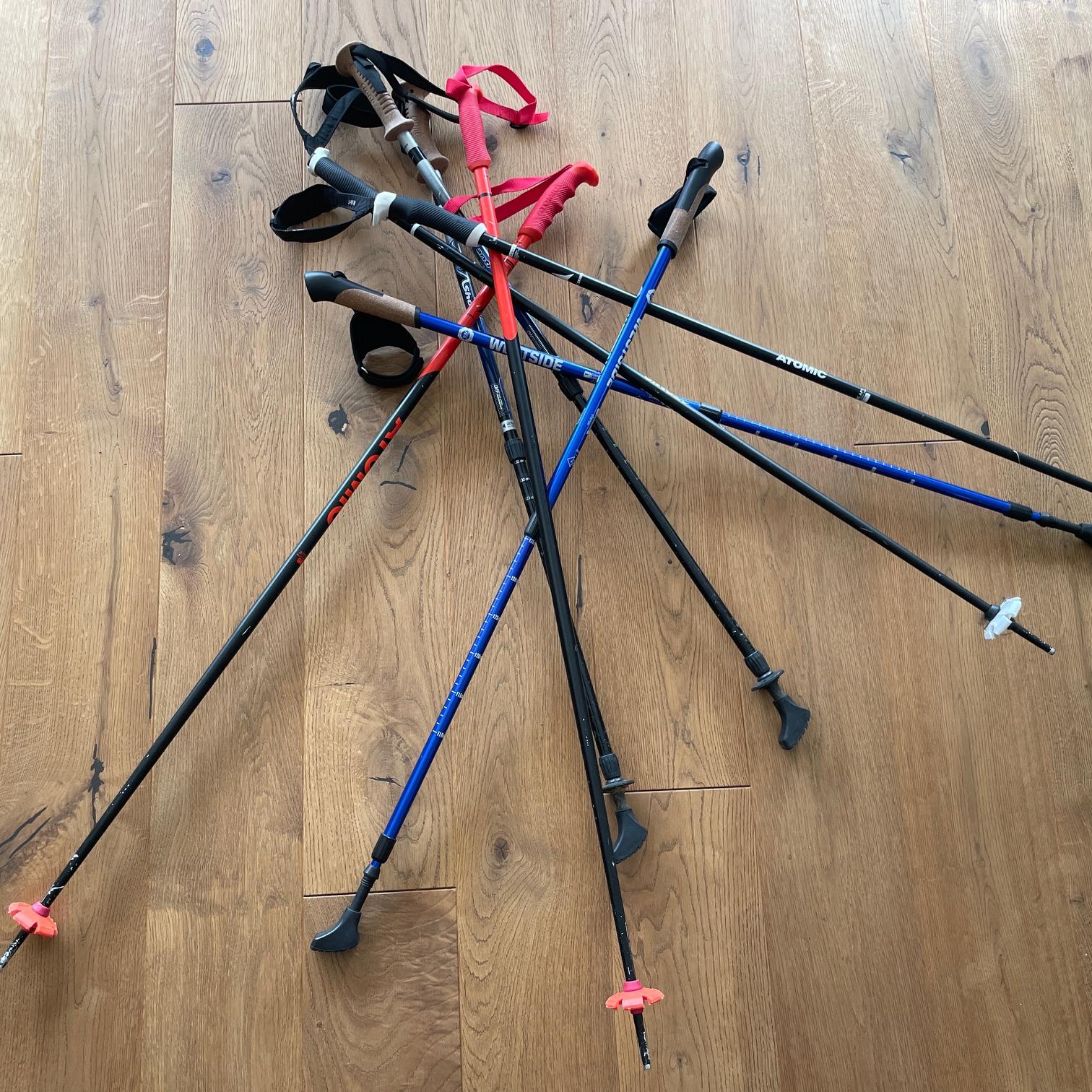 Stöcke liegen durcheinander am Boden