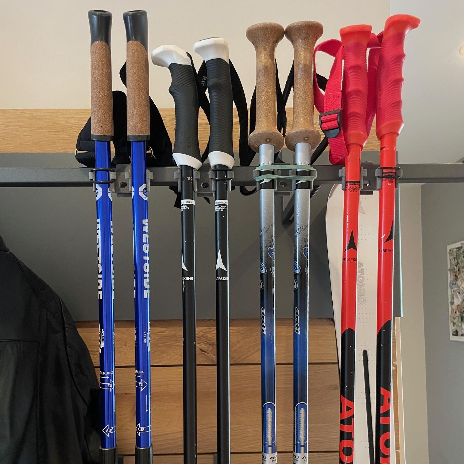 Stöcke stecken an der Garderobe